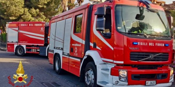 Catania, incendio in una villetta di Picanello: il proprietario prova invano a spegnerlo con l'estintore