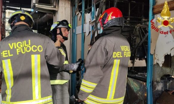 Catania, il bar sul lungomare distrutto da un incendio: c'è l'ipotesi del rogo doloso