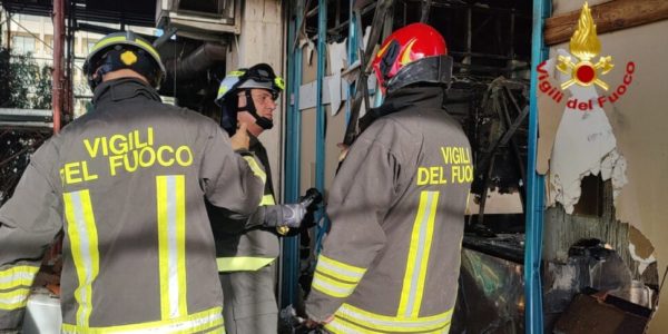 Catania, il bar sul lungomare distrutto da un incendio: c'è l'ipotesi del rogo doloso