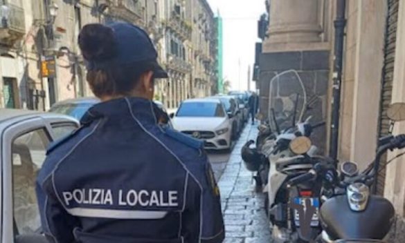 Guerra alle moto in sosta sui marciapiedi, 143 multe dei vigili a Catania