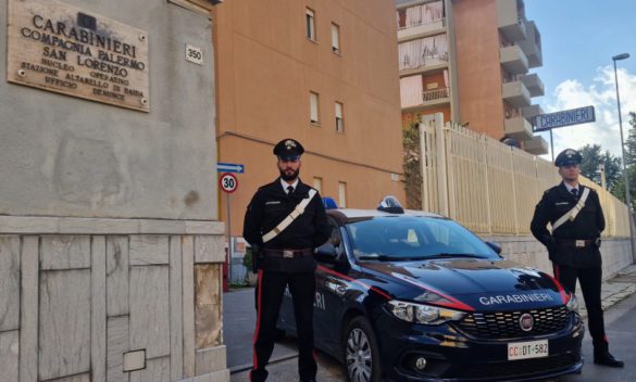 Scopre la figlia a letto con il fidanzato e li picchia, padre violento denunciato a Palermo