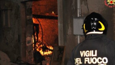 Paura a Villagrazia di Carini, incendio in una palazzina: distrutto un deposito