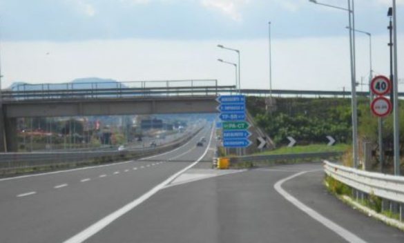 Auto contromano per diversi chilometri: paura sullo scorrimento veloce Agrigento-Caltanissetta