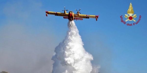 Riprende vigore l'incendio a Santa Croce Camerina: serre minacciate dal fuoco, canadair in azione