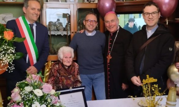 A Marsala si fa festa per nonna Lorenza: spegne cento candeline insieme ai suoi 24 nipoti
