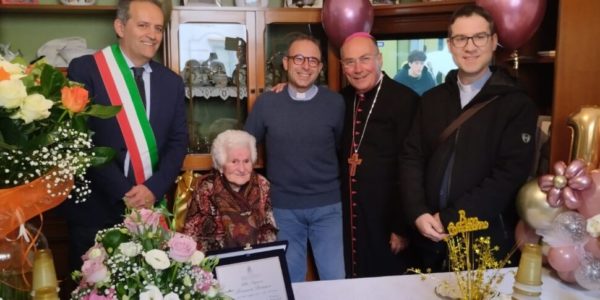 A Marsala si fa festa per nonna Lorenza: spegne cento candeline insieme ai suoi 24 nipoti