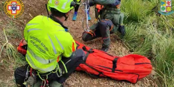Zingaro, escursionista cade da una scogliera: per tutta la notte rimane bloccato e ferito in una zona impervia