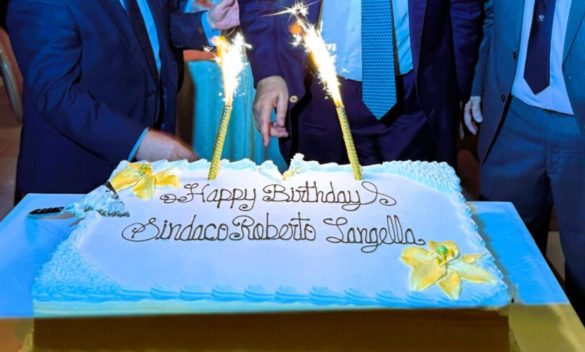 A New York c'è una torta per il compleanno del sindaco di Palermo: peccato che il nome sia sbagliato