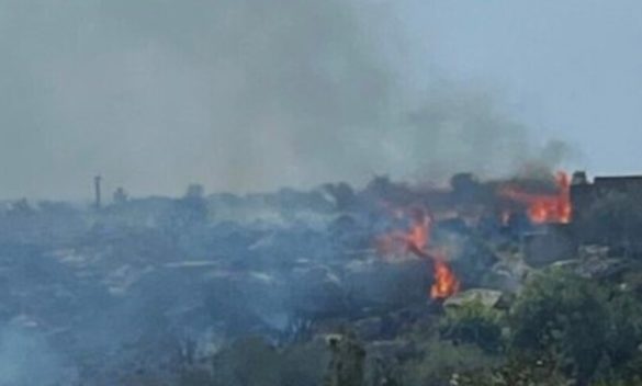 Vasto incendio alla periferia di Marsala: villette e pineta a rischio
