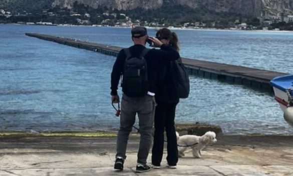 Luca Zingaretti e Luisa Ranieri tornano in Sicilia, sui social le foto dal molo di Mondello