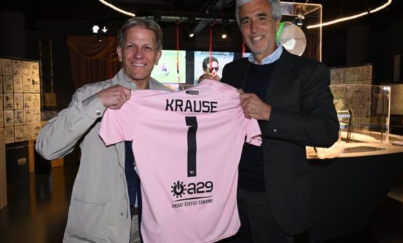 Mirri regala una maglietta rosa a Krause, l'imprenditore americano proprietario del Parma