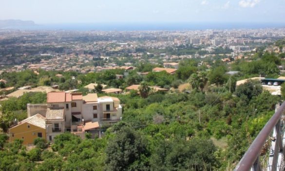 Monreale: ragazza si lancia dal belvedere, un giovane vede tutto e chiama i soccorsi che la salvano