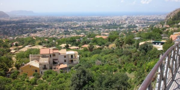 Monreale: ragazza si lancia dal belvedere, un giovane vede tutto e chiama i soccorsi che la salvano