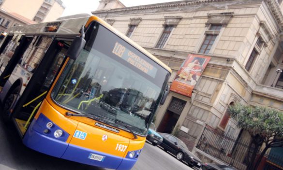 Palermo, notte da incubo per l'autista di un bus: preso a pugni da un gruppo di ragazzini