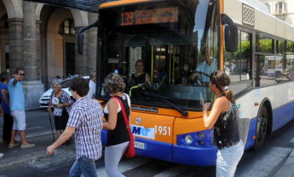 Palermo, rubato un furgone dell'Amat: un operaio è stato scaraventato fuori dal mezzo in corsa