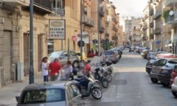 Palermo, scontro tra un'auto e uno scooter in via La Masa: un ferito e forti rallentamenti al traffico