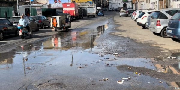 Palermo, tornano i disagi in piazzetta della Pace: liquami e cattivi odori sulla strada