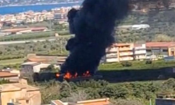 Palermo, grosso incendio a Brancaccio: in fiamme il capannone di un'azienda