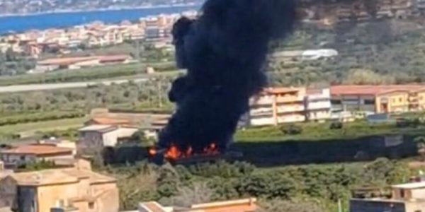 Palermo, grosso incendio a Brancaccio: in fiamme il capannone di un'azienda