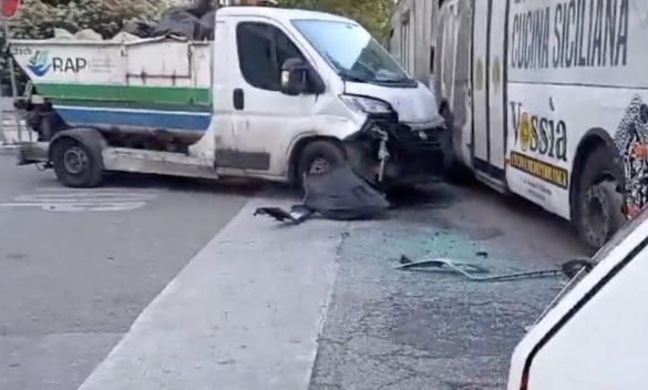 Incidente in via Libertà a Palermo, furgone della Rap si schianta su un bus Amat: ci sono feriti