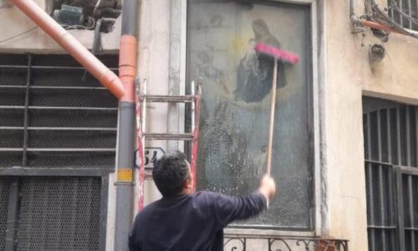 Palermo, edicola di Santa Rosalia vandalizzata: i residenti di via Coltellieri la ripuliscono