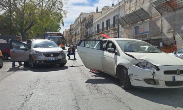 Scia di incidenti a Palermo: scontro tra due auto in via Lincoln, un altro nella zona industriale di Brancaccio
