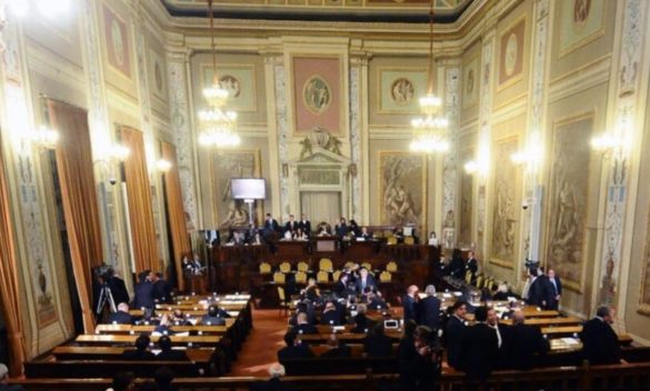 Assemblea Regionale Siciliana, scattano le multe ai deputati assenti durante le votazioni: 180 euro a seduta
