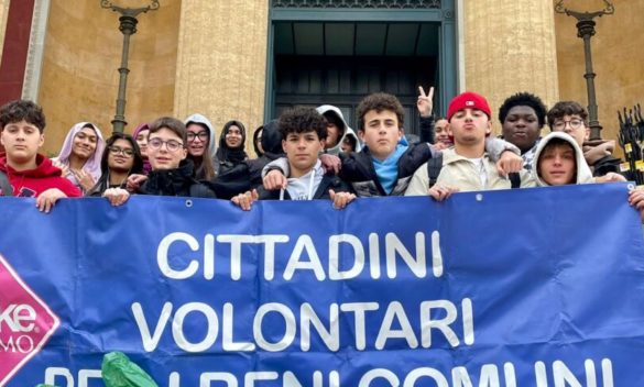 Rifiuti a Palermo, i ragazzi due scuole ripuliscono il centro storico: raccolti 30 sacchi pieni di plastica e vetro