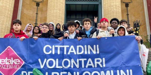 Rifiuti a Palermo, i ragazzi due scuole ripuliscono il centro storico: raccolti 30 sacchi pieni di plastica e vetro