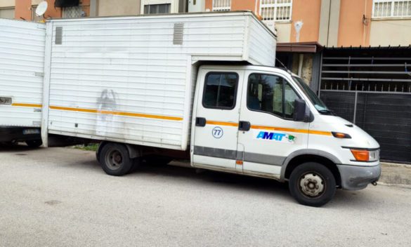 Palermo, due gli operai Amat feriti nel furto del furgone: il mezzo ritrovato subito dopo dalla polizia