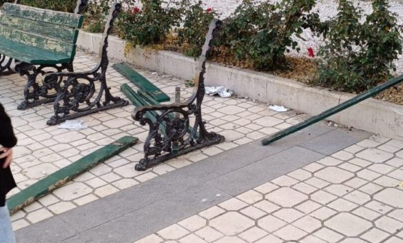 I vandali distruggono le panchine a Porto Empedocle, il sindaco: «Sintomo di una città menefreghista»