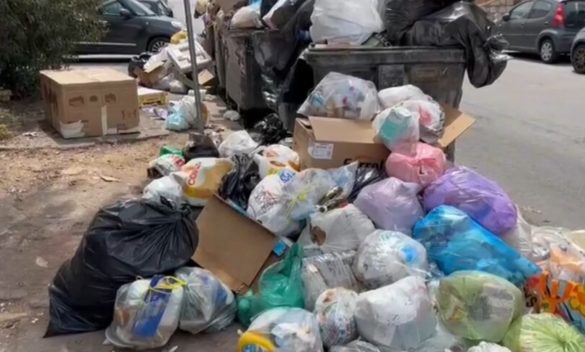 L'emergenza rifiuti a Palermo, marciapiedi pieni di immondizia e ingombranti in via Messina Marine