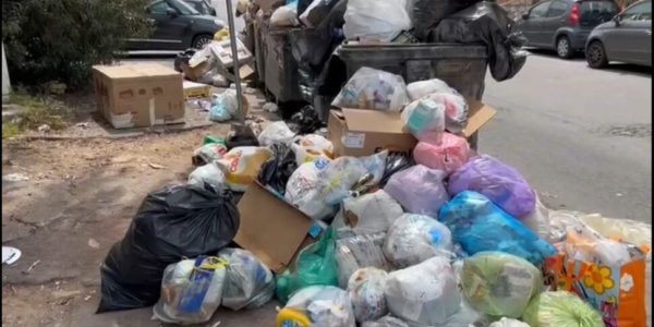 L'emergenza rifiuti a Palermo, marciapiedi pieni di immondizia e ingombranti in via Messina Marine