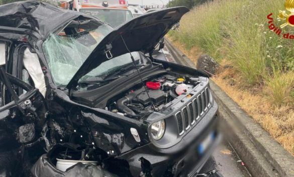 Autostrada Catania-Messina, auto sbanda e si scontra con un camion: feriti due stranieri, una è grave