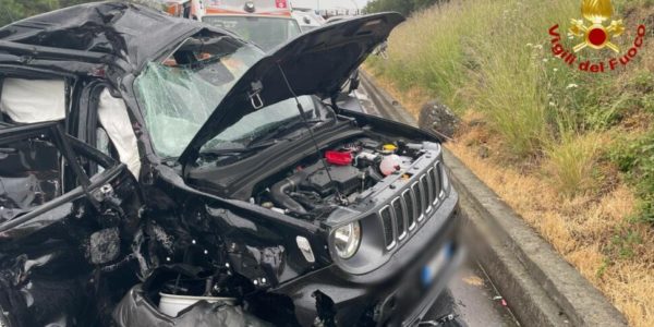 Autostrada Catania-Messina, auto sbanda e si scontra con un camion: feriti due stranieri, una è grave