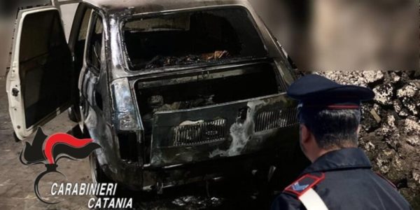 Biancavilla, l'auto del vicino parcheggiata davanti alla finestra gli dà fastidio e la incendia