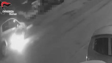Auto bruciata ad Alcamo, denunciati tre partinicesi: uno beccato con la tanica in mano e incastrato da un video