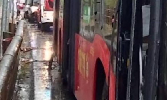 Auto si schianta contro un bus a Messina, tanta paura ma nessun ferito