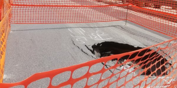 Palermo, un automobilista in viale Regione poco prima della tragedia: «C'era un avvallamento vistoso, l'asfalto stava cedendo»