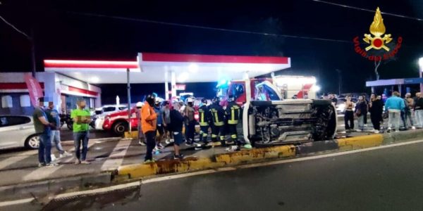 Messina, auto si ribalta in viale della Libertà: ferito un uomo di 84 anni