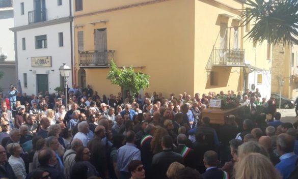 La strage di Casteldaccia, urla di dolore e un lungo applauso: San Cipirello piange Giuseppe Miraglia