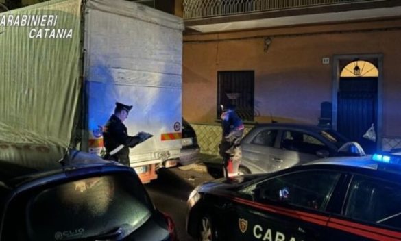 Catania, provano a rubare tre camion ma il colpo fallisce: un arresto