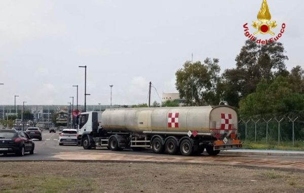 Catania, un'autocisterna perde carburante: intervengono i vigili del fuoco