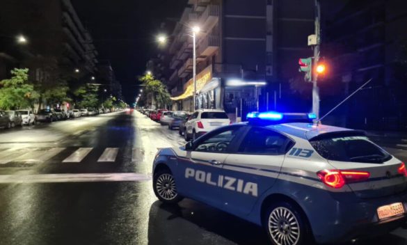 Catania, tenta di fuggire al controllo della polizia: in macchina aveva droga e oggetti contundenti
