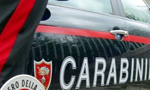 Coppia di Ragusa fugge ad un posto di blocco: trovate armi in auto, 2 arresti e figli affidati ai servizi sociali