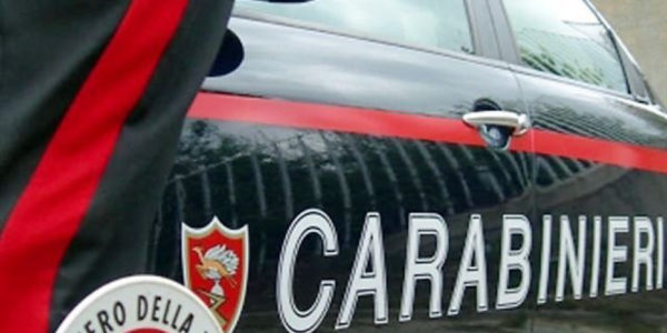 Coppia di Ragusa fugge ad un posto di blocco: trovate armi in auto, 2 arresti e figli affidati ai servizi sociali