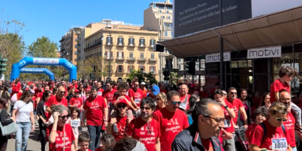 Strapapà di Palermo, una marea rossa di famiglie ha invaso le strade del centro