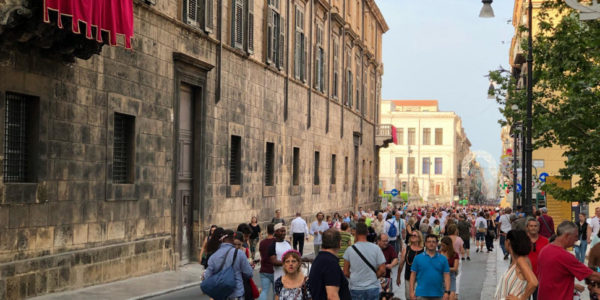 Paura per un cavallo imbizzarrito a Palermo, danni alle auto e alle fioriere