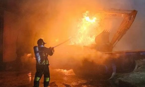 Fuoco e paura ad Acate: un incendio distrugge i mezzi di una ditta che si occupa di scavi