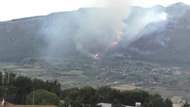Incendio a Castellammare del Golfo, fiamme sul monte Inici: canadair in azione